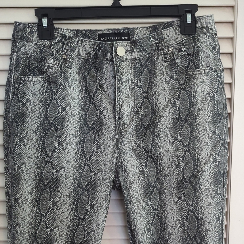Bagatelle NYC Gray Snake Print Jeans - Picture 3 of 7